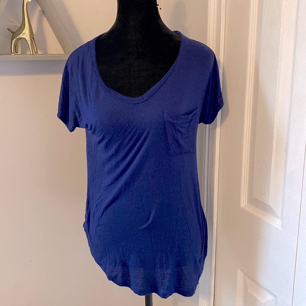 Ladies Blue V-neck Top, American Dream Size Small, EUC, no defects, no stains